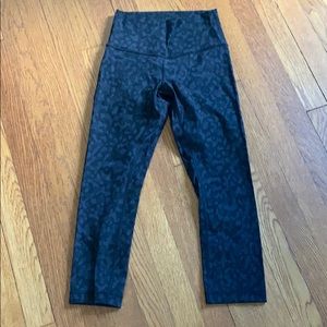 Lululemon Wunder under crops size 4